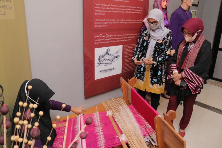 Ketua Dewan Kerajinan Nasional Daerah (Dekranasda) Provinsi Kepulauan Bangka Belitung (Babel) Melati Erzaldi dan istri Menteri Desa dan Pembangunan Desa Tertinggal (PDTT) Lilik Umi Nasriiyah saat mengunjungi Museum Cual Ishadi, Jumat (20/11/20).