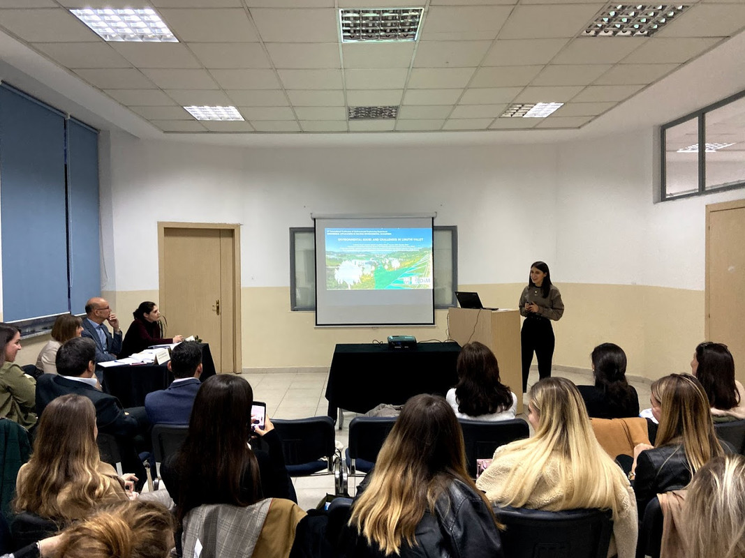Dajana presenting to a classroom