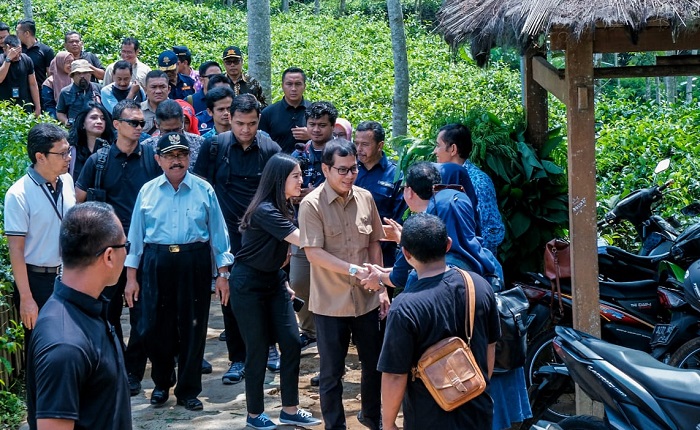Menparekraf Wishnutama dan Wamenparekraf Angela Tanoesoedibjo meninjau kawasan Desa Wisata Nglinggo.