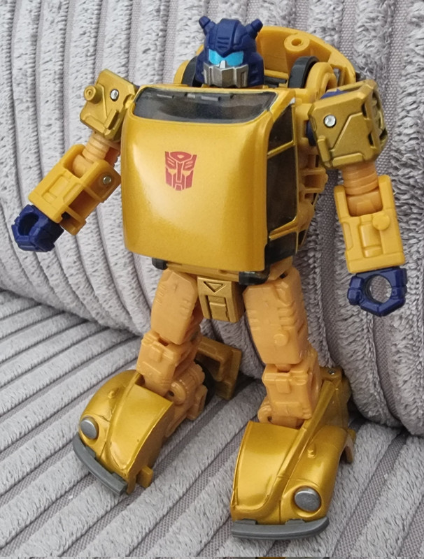Buzzworthy-Bumblebee-Creatures-Collide-Goldbug-02