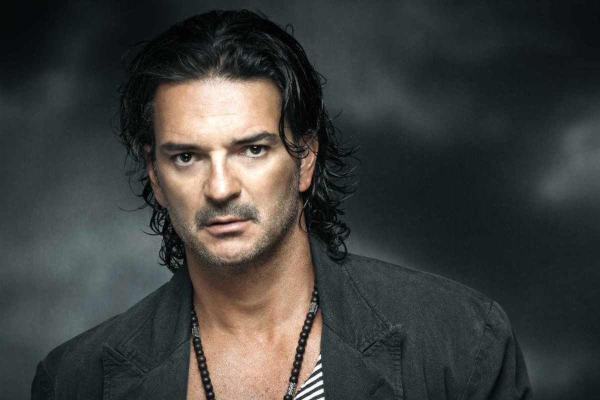 Fan de Ricardo Arjona se quita la ropa en pleno concierto al escuchar ‘Desnuda’