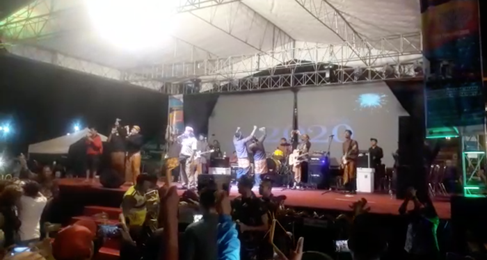 Pergantian tahun ditandai dengan membunyikan othok-othok.