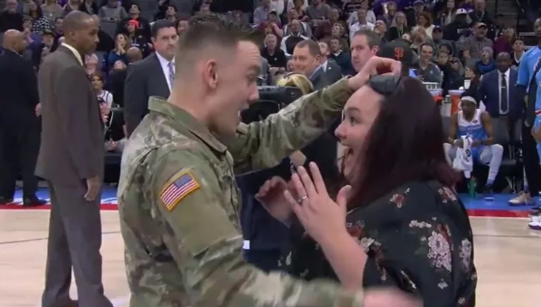 Soldado regresa a casa y emotivo reencuentro con su mamá se hace viral