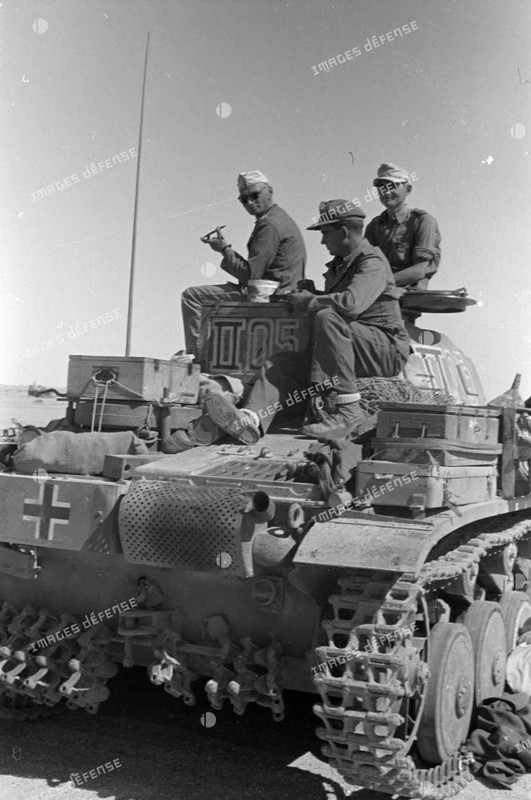 L'équipage d'un char Panzer II (Pz-II) mange sur la tourelle de l'engin.