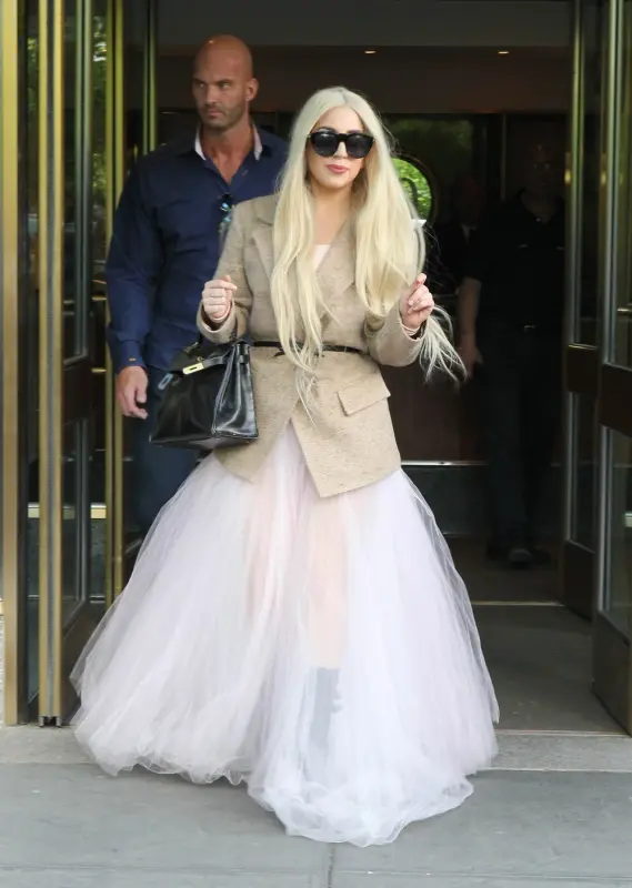 5-25-14-Leaving-her-apartment-in-NYC-001