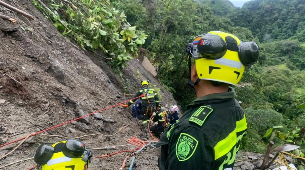 Colombia: Alud en carretera deja a 31 personas atrapadas y un muerto