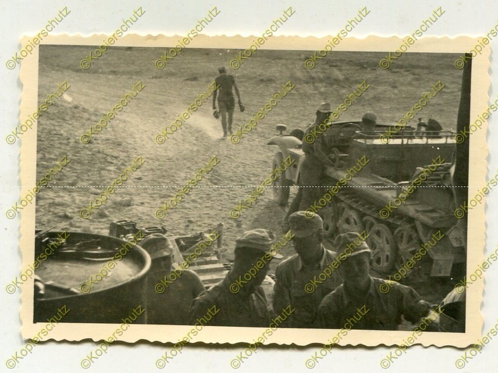 Foto, DAK, Afrikakorps, Sdkfz vor Feldküche, Wasserausgabe,