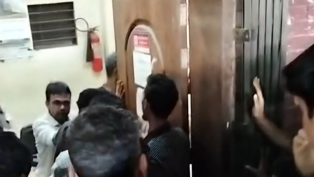 বিনা টিকিটের যাত্রীকে আটকানোয় স্টেশন মাস্টার ও টিসির ওপর হামলা