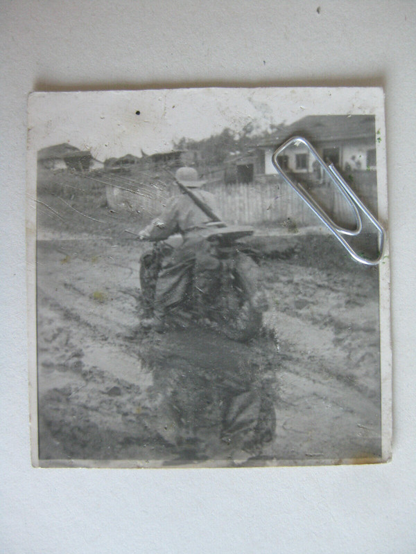 Foto Wehrmacht Kradmelder mit Krad Motorrad im Schlamm Ostfront Rumänien 1941.