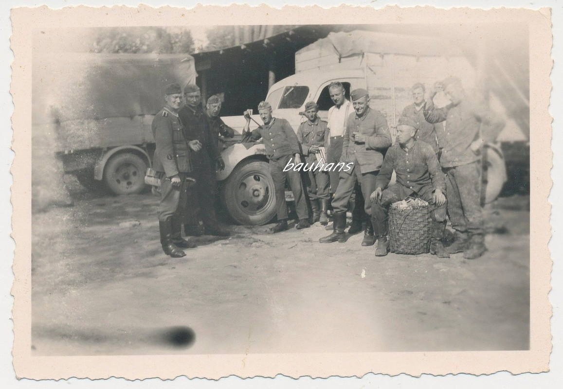 Foto Soldaten-Wehrmacht-Ärmelabzeichen vor Lastk