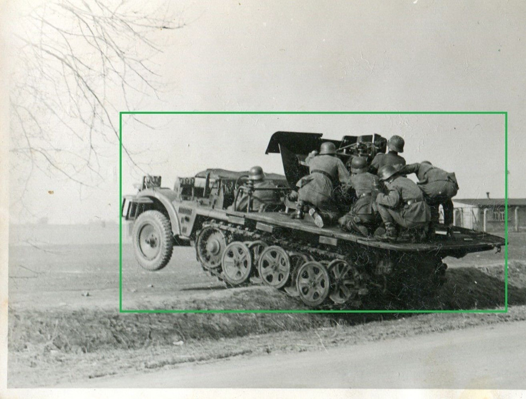 WK Foto Panzerspähwagen mit Geschütz
