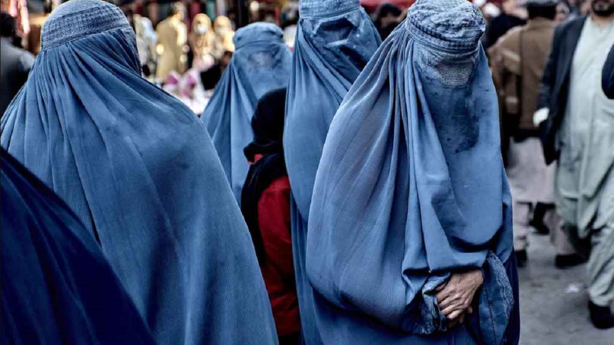Instan a los talibanes a levantar las restricciones 'opresivas' a las mujeres