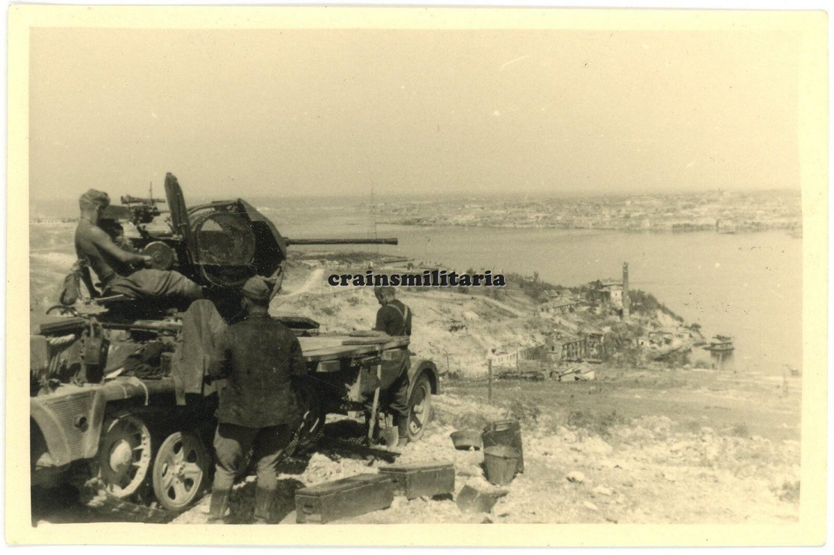 Orig. Foto SdKfz Halbkette mit PaK Geschütz über Sewernajabucht KRIM Russland