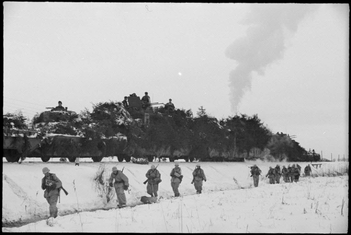 Le retour d'une patrouille de Jäger allemands vers un train blindé, les tubes quadruples du 2 cm Fla