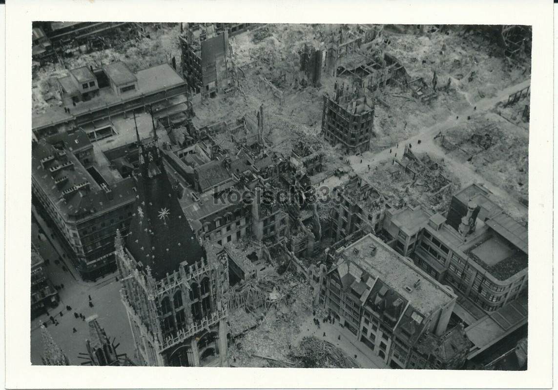 Foto Ruinen in der schwer zerstörten Stadt Rouen in Frankreich 1940g