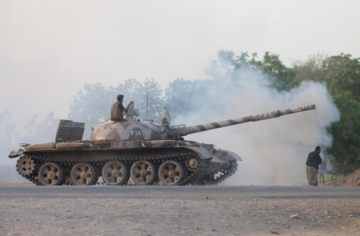 Houthis-tank-in-Aden-2015-m-jus.jpg