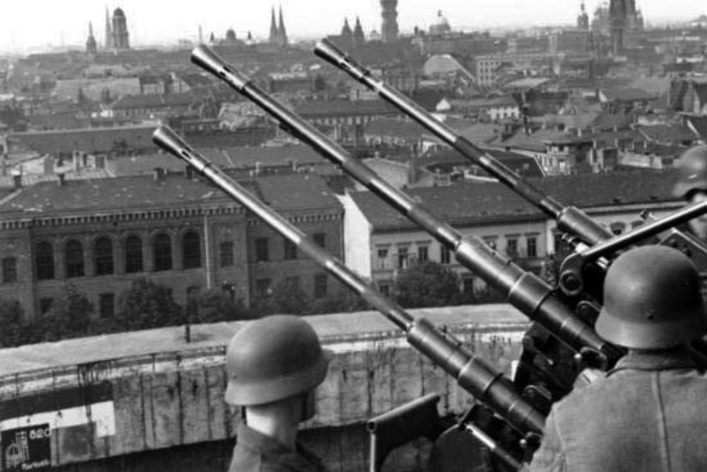 Una pieza cuádruple de 20 mm en la torre G de Friedrichshain Una pieza cuádruple de 20 mm en la torre G de Friedrichshain