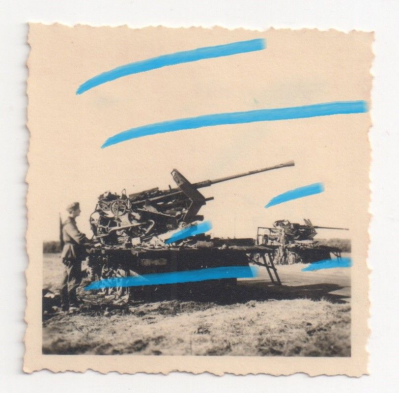 Orig foto Zerschossene Flakbatterie Anhänger Panzer Flak LA LOUV