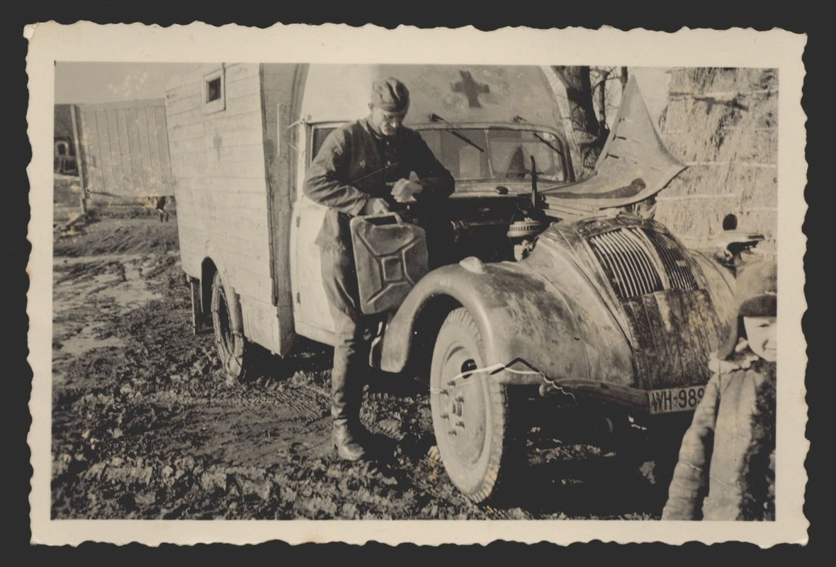 original Foto, Soldat am Sanitäts-LKW