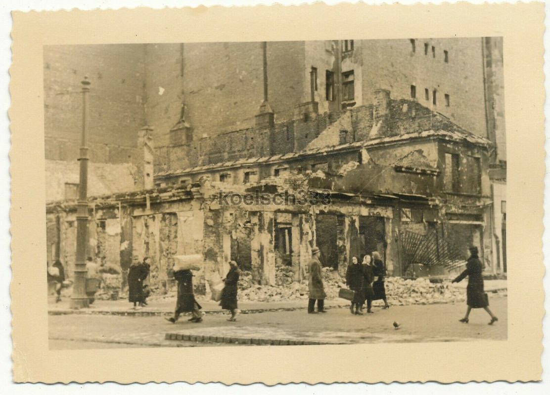 Foto Zivilisten auf der Straße vor Häuser Ruinen im zerstörten Warschau Polen