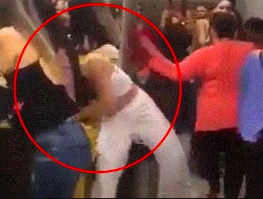 Hombre le da lencería a su compañera frente a su esposa en la posada del trabajo