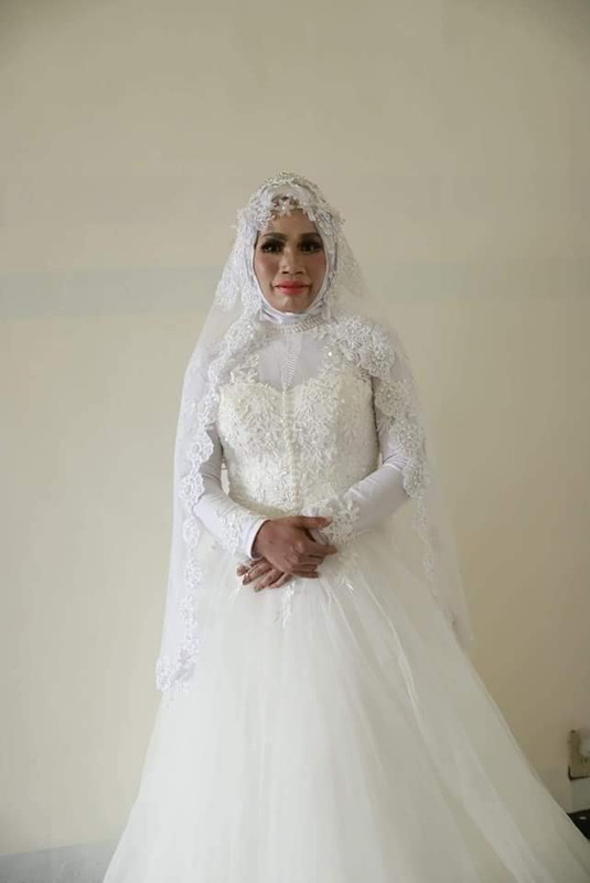 wanita tua berpakaian pengantin