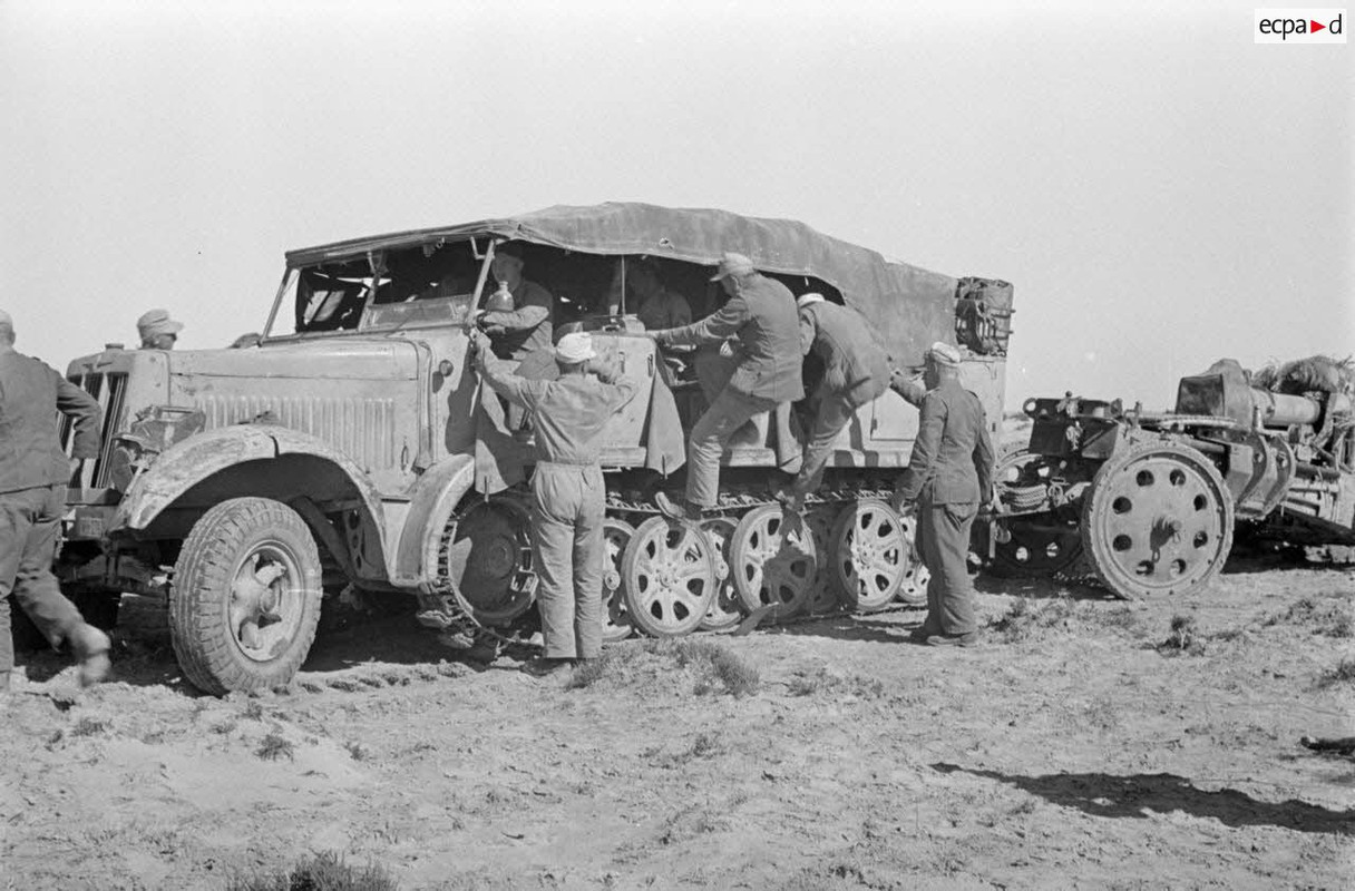 Le semi-chenillé SdKfz-7 tracte le canon de 10 cm Kanone 18 (10)