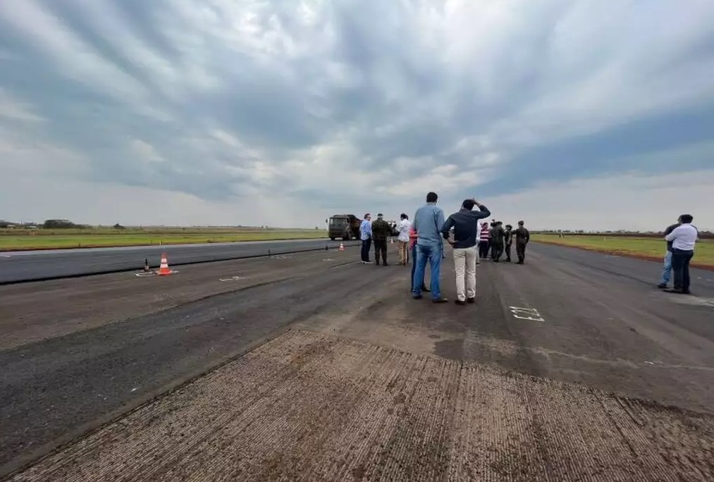 Técnicos em vistoria da pista do aeroporto e Dourados, em setembro (Foto: Fabiana Oliveira/Dourados News)