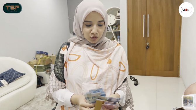 Zaskia Sungkar menghitung jumlah uang THR Ukkasya dari Shireen Sungkar