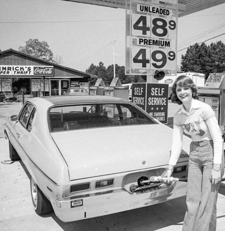 getting-gas-in-mid-1970s-v0-wu6962yr7l5b1