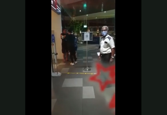 Tangkapan layar pria mabuk yang marah-marah dan tendang pintu kaca mal hingga hancur.