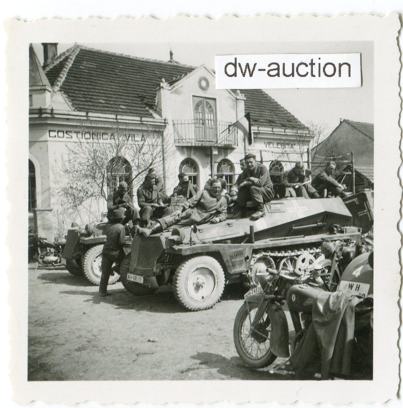 Sturmgeschütz Einheit mit SdKfz und Motorrad in 