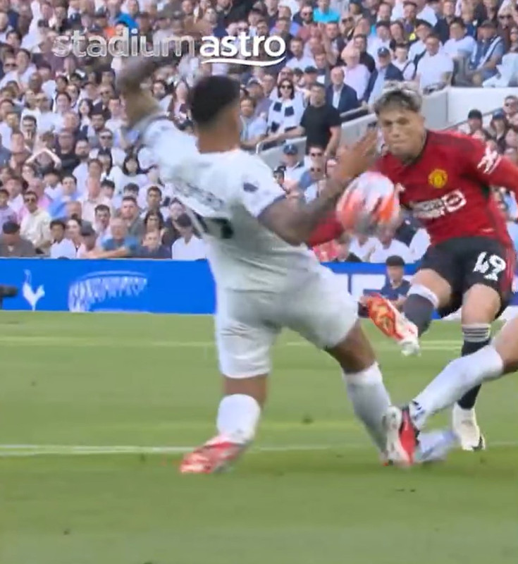 romero-handball-tottenham-vs-manchester-839063013