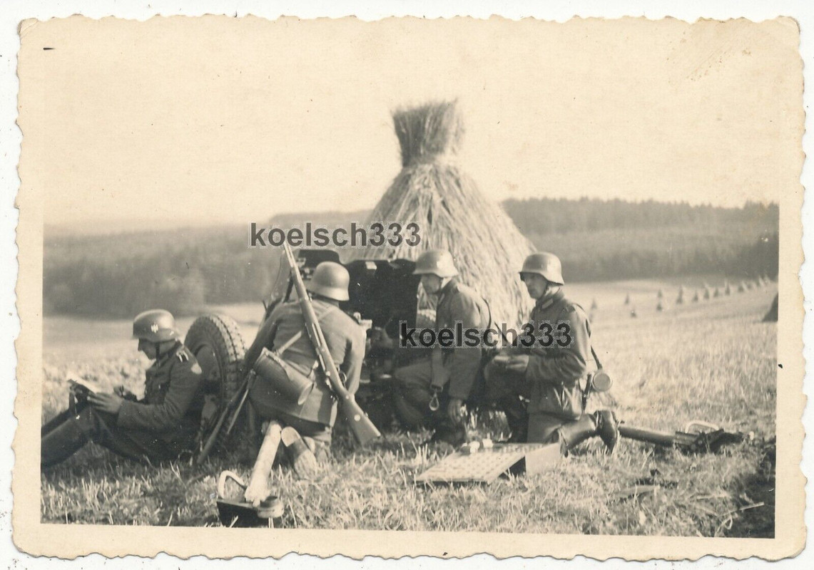 Foto Wehrmacht Panzerjäger am 3,7cm PaK  Panzeranklopfgerät  auf einem Feld