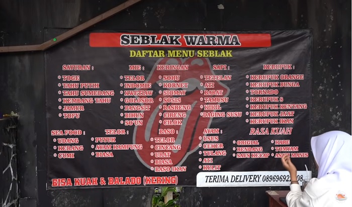 Aneka menu di Seblak Warma Tea, Lembang, Bandung.