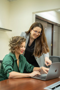 Las socias de Innoval analizando datos de una evaluación de impacto