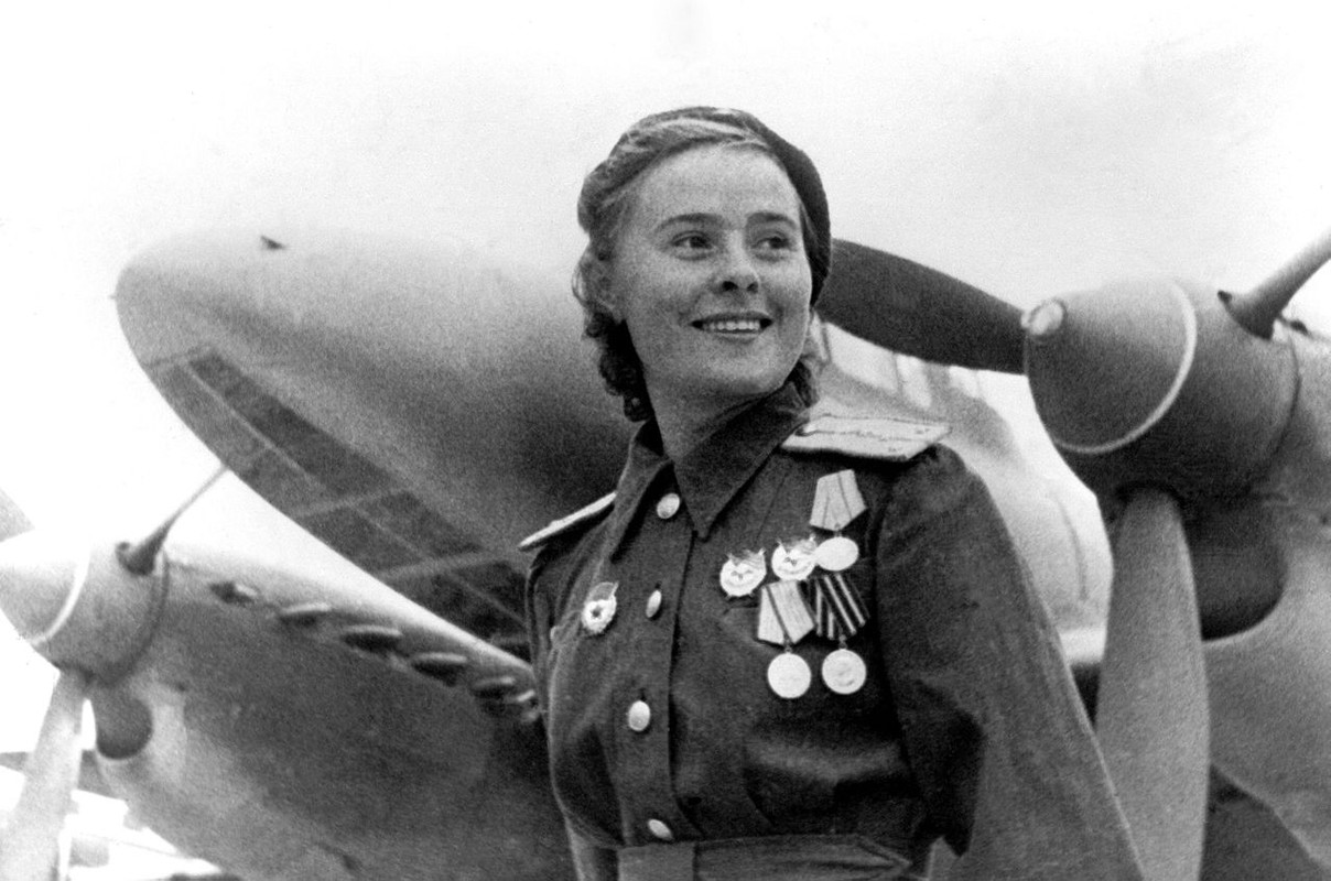 La capitán de bombardero Mariya Dolina junto a su avión un Petlyakov Pe-2. Dolina fue galardonado como Héroe de la Unión Soviética el 18 de agosto de 1945