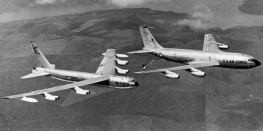 BITSIE-TULLOCH-B-52-KC-135-FOTOR.jpg