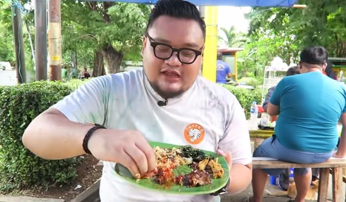 Bang Mpin saaj mencicipi sajian kuliner di Nasi Uda Padang Meruya.