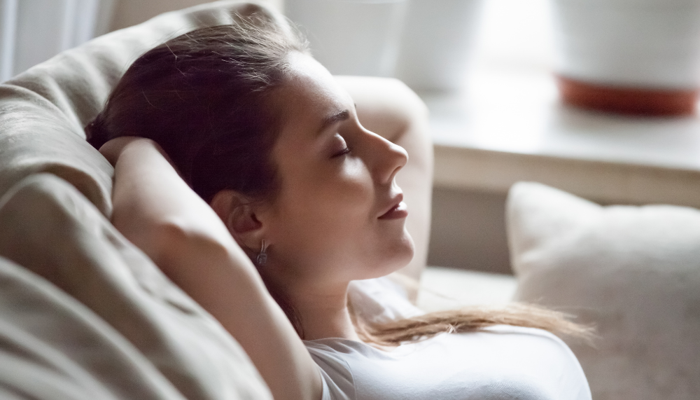 femme qui se détend dans un canapé