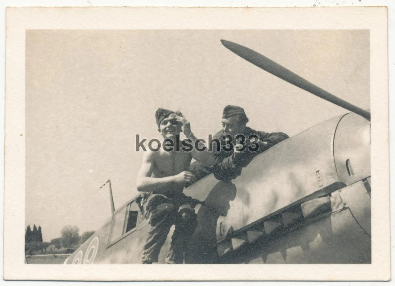 Foto Mechaniker auf Messerschmitt Bf 109 Flugzeug vom Jagdgeschwader 27