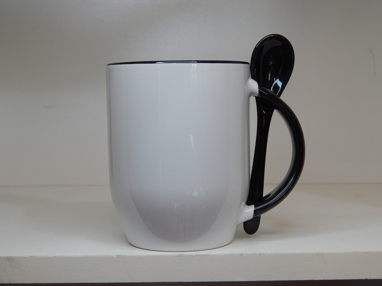 Caneca Oval com interior colorido com colher colorida