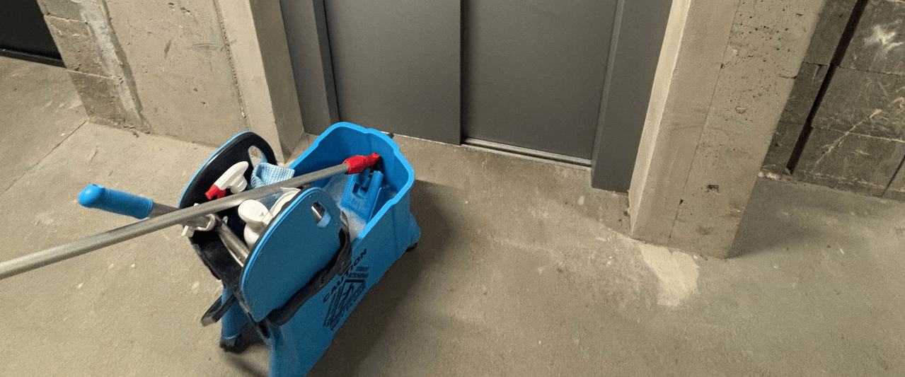 Sprzątanie wind w blokach - jak dbać o kabinę, lustra i prowadnice?