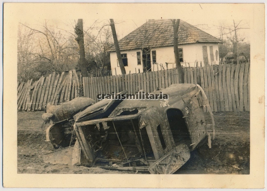 Orig. Foto zerstörte Pkw m. GESPENSTER Wappen d.