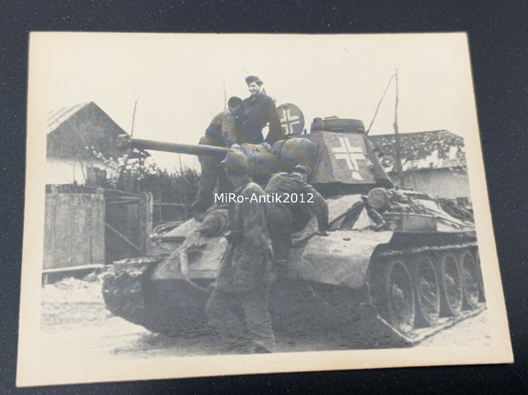 !Wehrmacht, Beute T-34 Panzer mit Balkenkreuz in Russland (N)50291