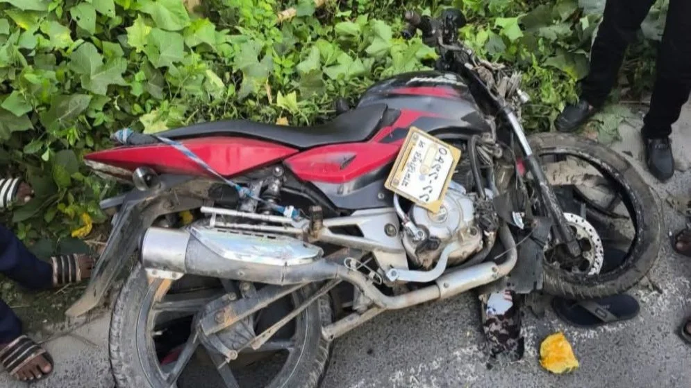 স্ত্রীকে নিয়ে মোটরসাইকেলে ঘুরতে যাওয়ায় কাল হলো যুবকের