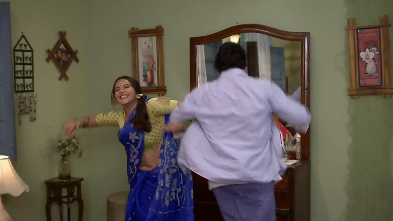 Geetanjali Misha Very Sexy Big Deep Wide Navel Hole in Saree.mp4_snapshot_00.59.899