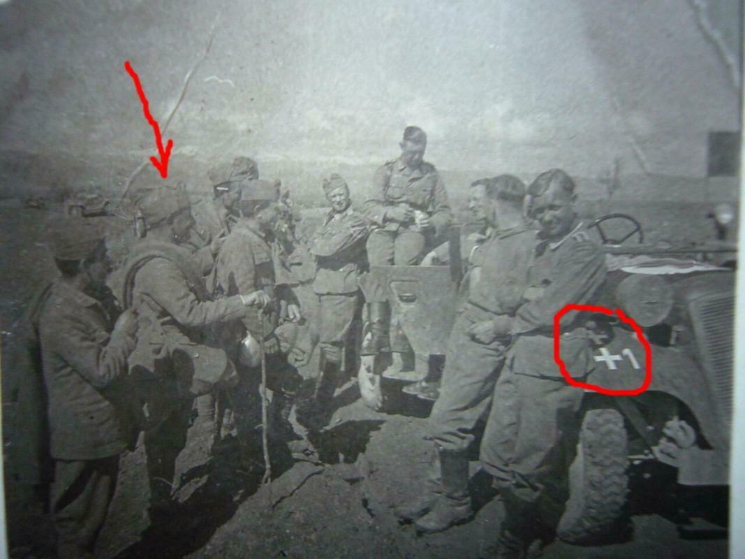 Foto GRIECHENLAND Balkan Feldzug 79. ID. - Kübelwagen & griechische Soldaten