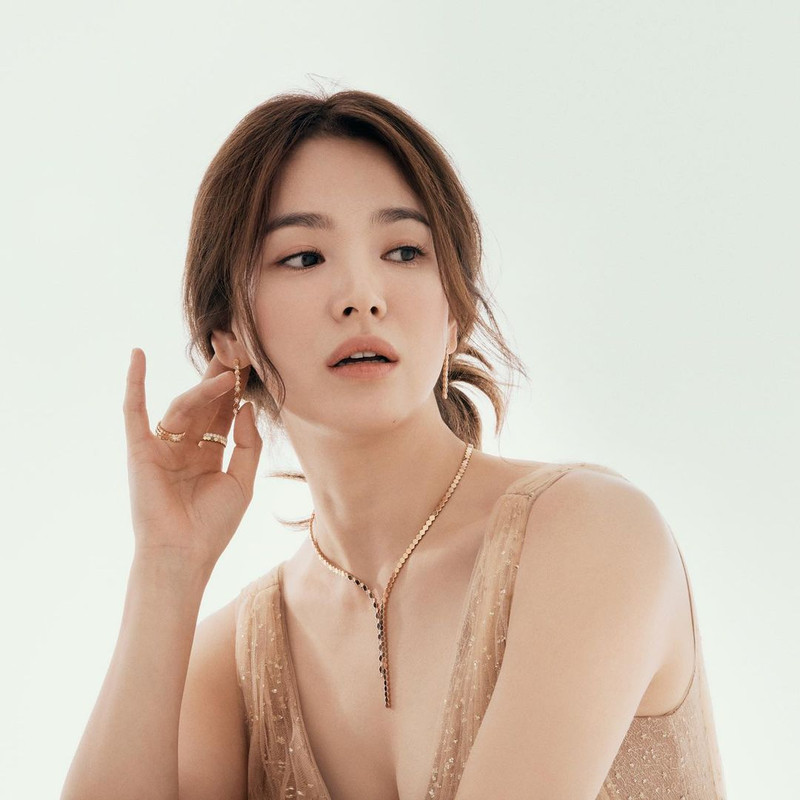 7 Pesona Song Hye Kyo pada usia nyaris kepala empat, tetap awet muda