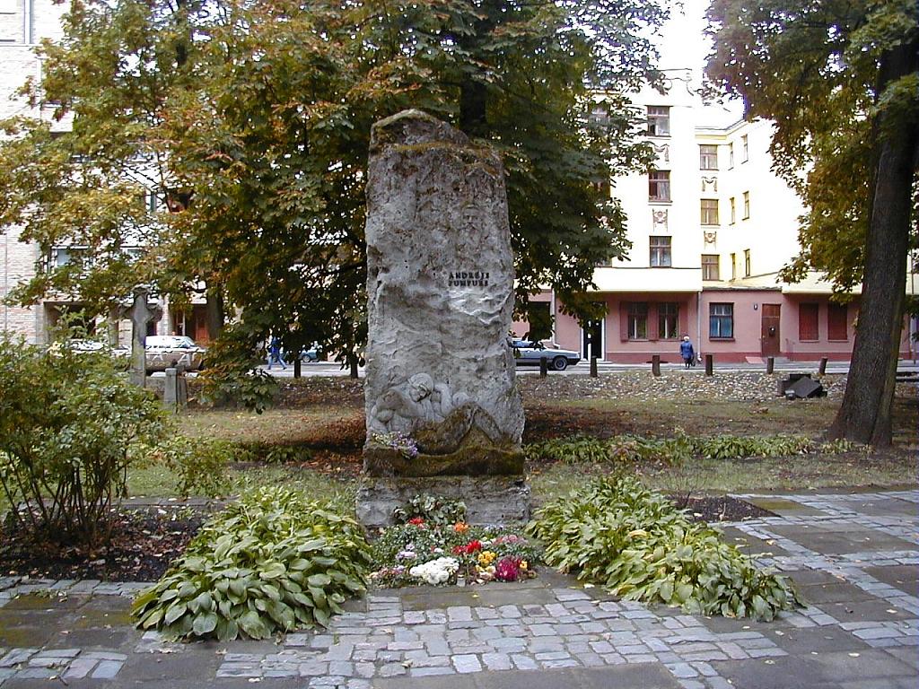 Riga-A-Pumpura-kapa-piemineklis-2002-09-28-panoramio